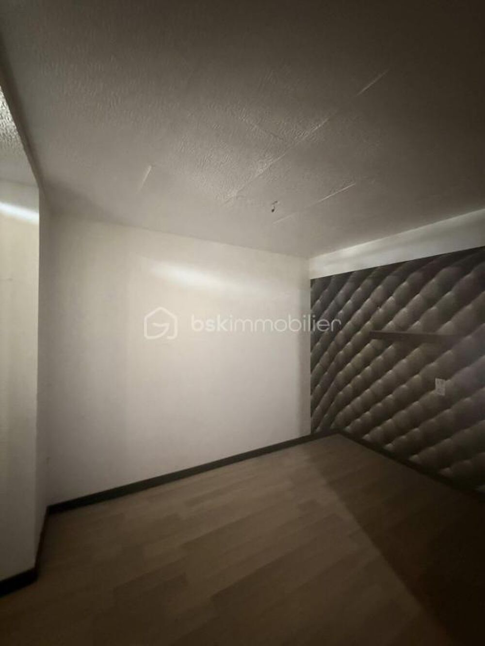 Situé à 8 minutes de Pré-en-Pail, ce bien rare de 80 m² entièrement à rénover