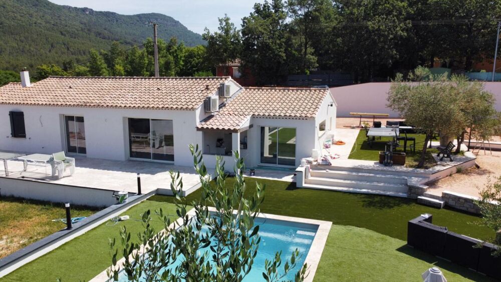 Villa T6 avec piscine et terrain de 1241m² - Sainte-Anastasie-Sur-Issole