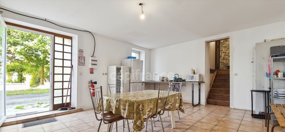Grande bâtisse de 14 pièces  262 m² habitables (répartie en 3 logements)  Courtemont-Varennes (02)