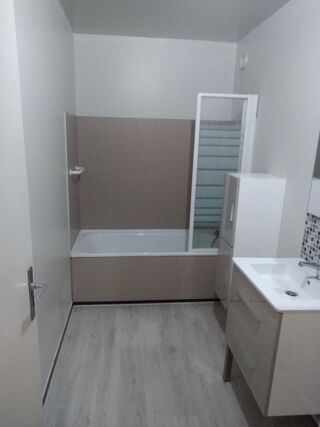  Appartement à louer 3 pièces 84 m²