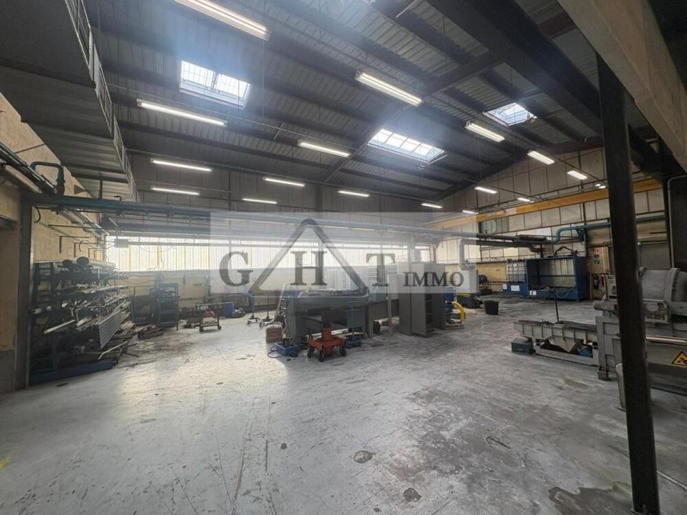   ENTREPOT 3700 M² A VENDRE A VAUX LE PENIL 