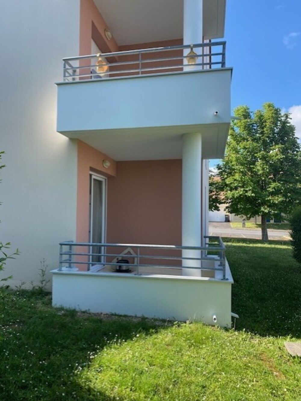 Gond Pontouvre, dans une résidencce au calme entourée d'un parc, appartement de 48 m2 en RDC, avec terrasse couverte et rambarde