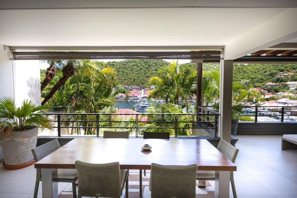 APPARTEMENT D'EXCEPTION À VENDRE À GUSTAVIA AVEC VUE SUR L'ICONIQUE PORT DE SAINT-BARTHÉLEMY (97133)