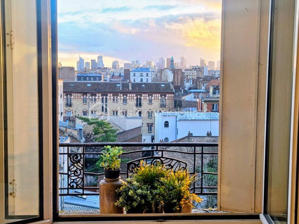 DERNIER ETAGE AVEC BALCON ET VUE SPECTACULAIRE SUR PARIS ET LA DEFENSE