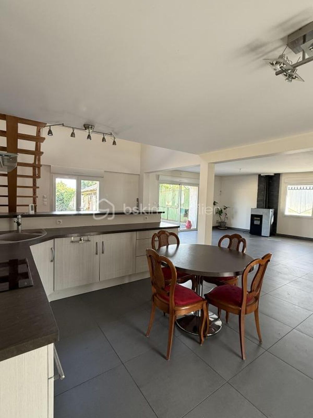 Longère T5 de 220 m2 avec dépendances