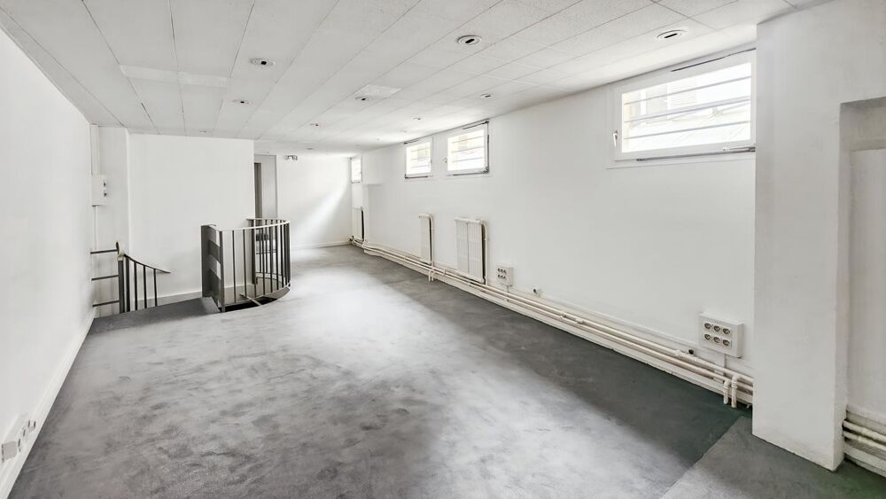   Au coeur du quartier central des affaires, un duplex de 94 m² à louer Paris 8