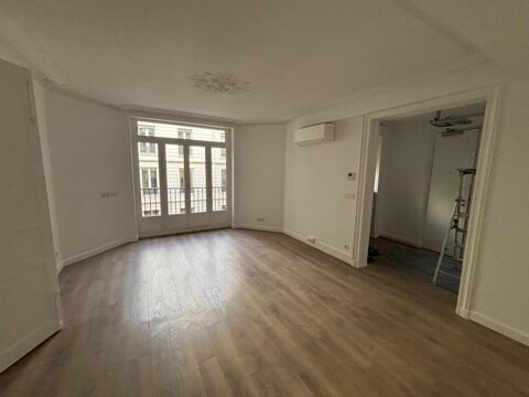Entre Madeleine et Concorde, à louer des locaux de 68m² au 3ème étage sur cour 2936 75008 Paris