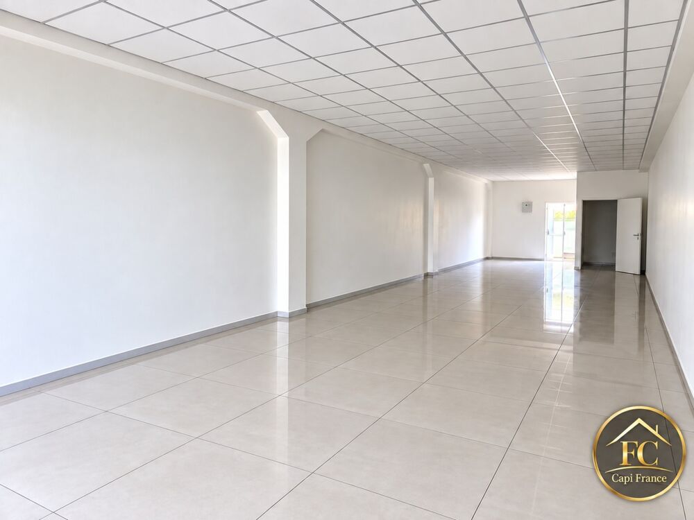   OPPORTUNITÉ À JARRY – LOCAL COMMERCIAL 100 M² EN RDC – VITRINE – RESTAURATION POSSIBLE Baie mahault