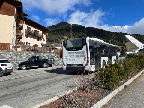   En Savoie (73), à vendre en station de ski, murs commerciaux, bien situé 