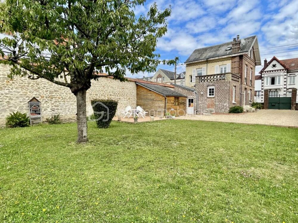 Vente Propriété/Château Maison familiale en plein centre-ville de Gisors a 2 min de la gare  – 4 chambres – beau jardin Gisors