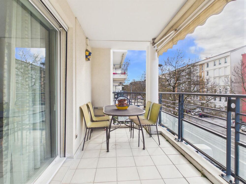 Bel appartement baigné de lumière avec grand balcon de plus de 10 m² en vente à Bron (69500)