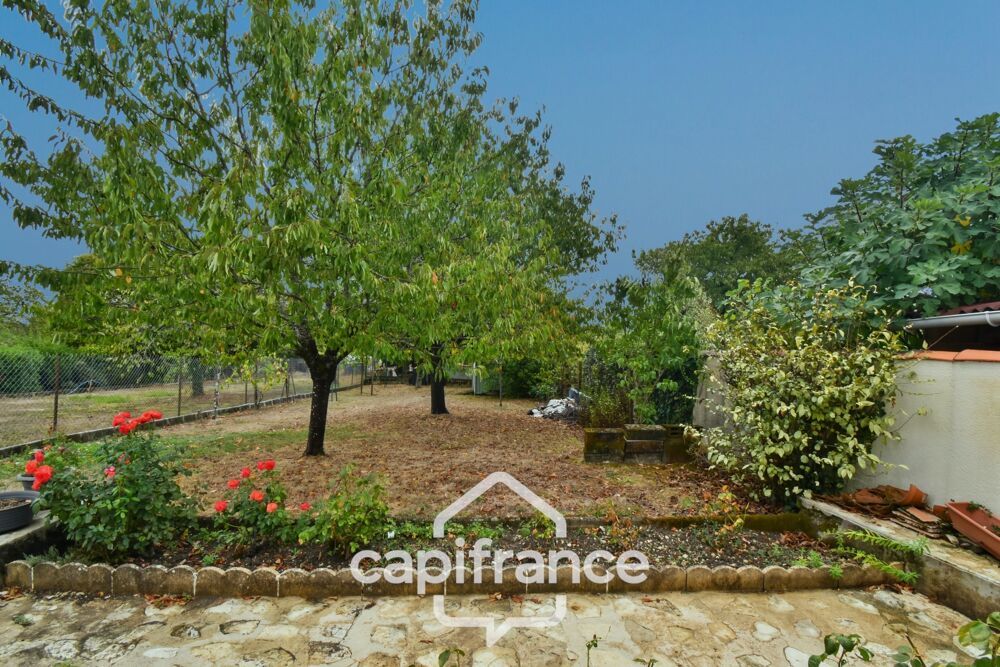 Vente Maison Maison à vendre 4 pièces MAZERAY (17) sur 900m² de jardin clos et 3 garages Mazeray