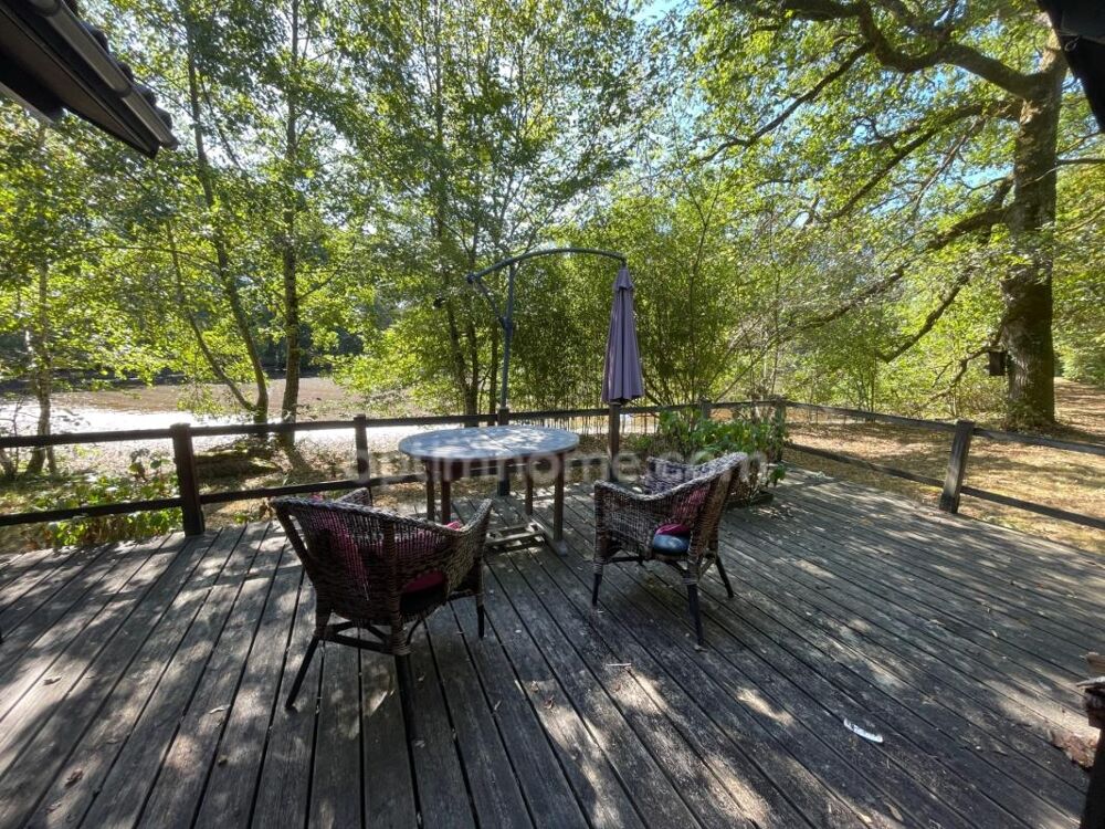 Un chalet au bord de l'eau sur 14000m2 en pleine nature