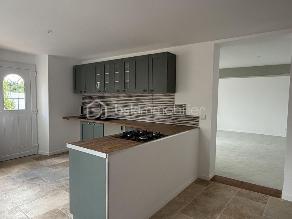 Très belle maison de la fin du 19 ème siècle entièrement rénovée, composée de ses 3 chambres et de son garage !