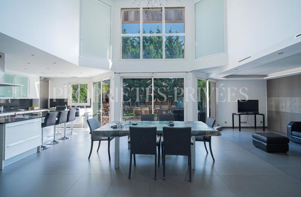 Maison contemporaine écologique avec salle de cinéma haut de gamme