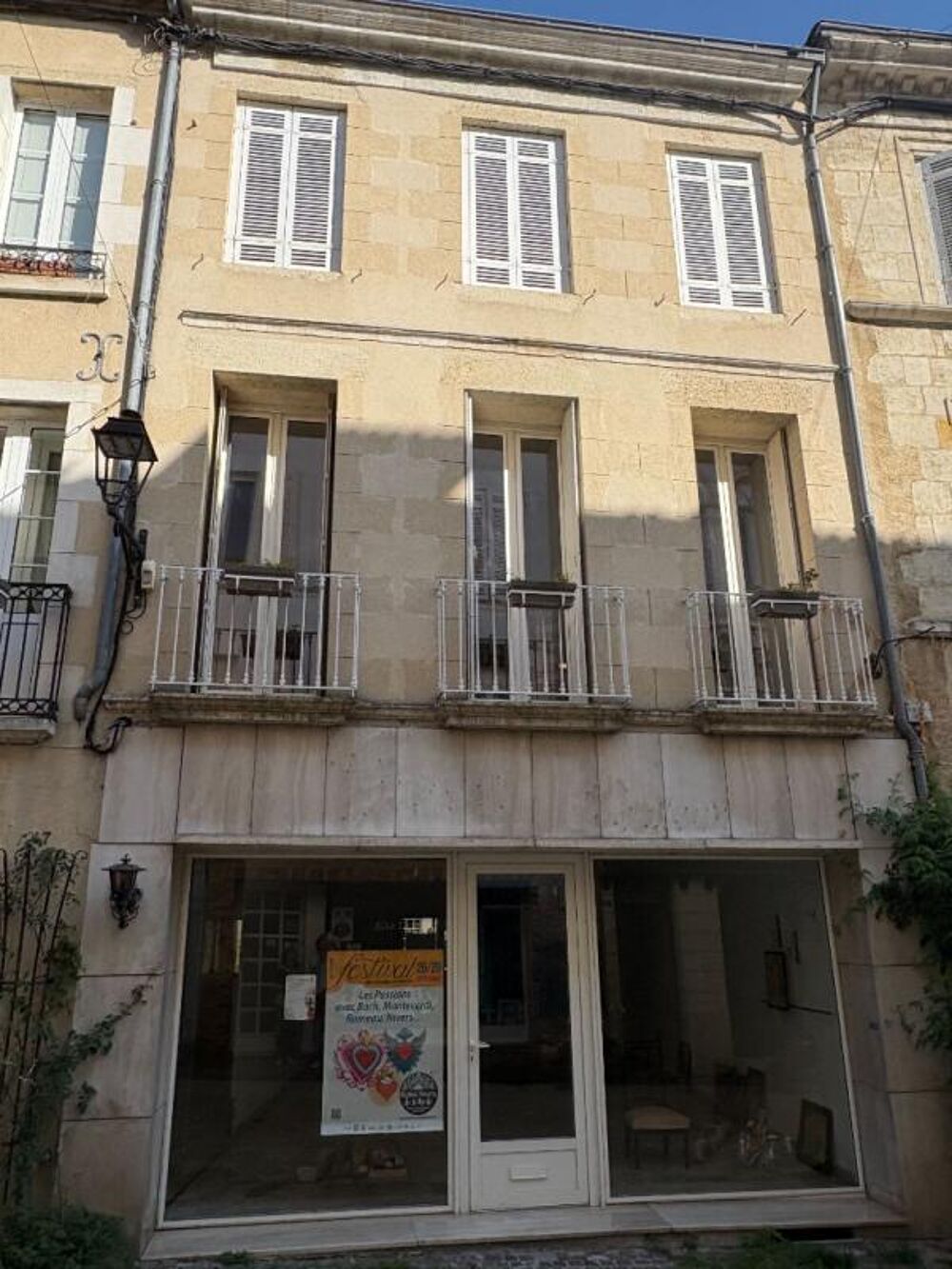   LA REOLE - IMMEUBLE MIXTE, COMMERCE AVEC LOGEMENT 