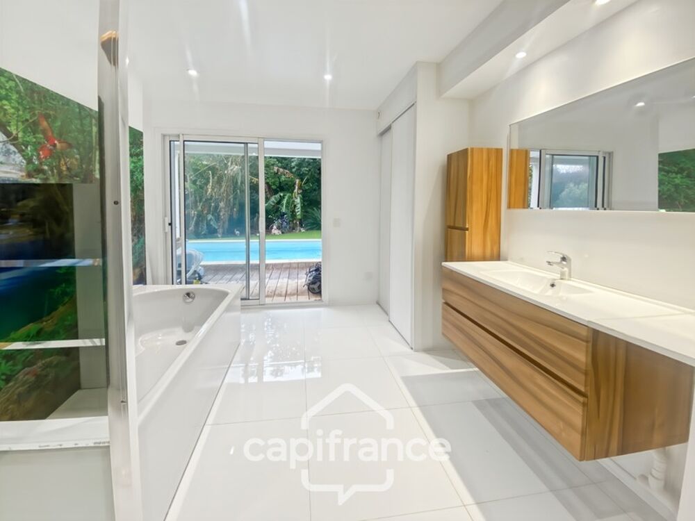 Maison à vendre 8 pièces CARQUEIRANNE (83) - Quartier Canebas - 6 chambres - 220 m2 habitable - Piscine