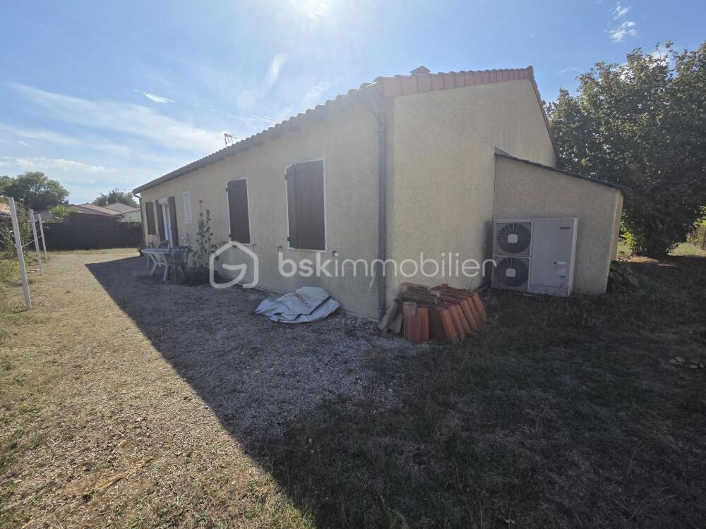 Vente Maison AU CALME, PAVILLON DE PLAIN-PIED AVEC 4 CHAMBRES ET DEUX GARAGES ! Civray