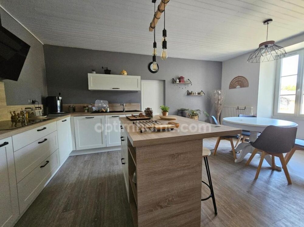 Vente Maison Maison charentaise de 232 m², 6 chambres, un bureau, piscine et un garage de 90 m² - LINARS (16) Linars