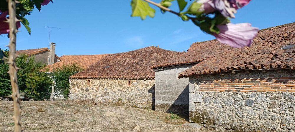 Ancienne ferme entourée de granges en pierres