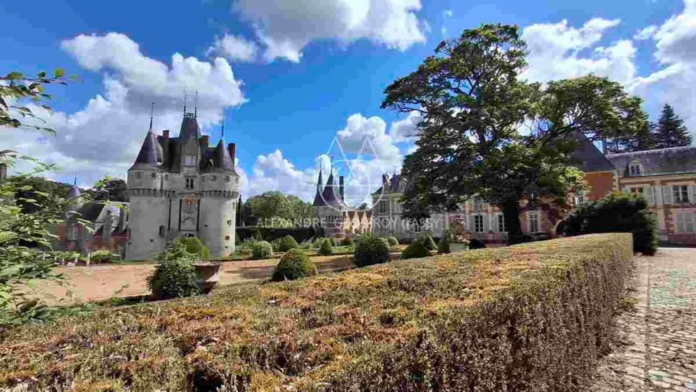 Magnifique ensemble de châteaux datant des XVe, XVIIe et XVIIIe siècles, situé à 1h20 de Paris, au coeur de la région du Perche a