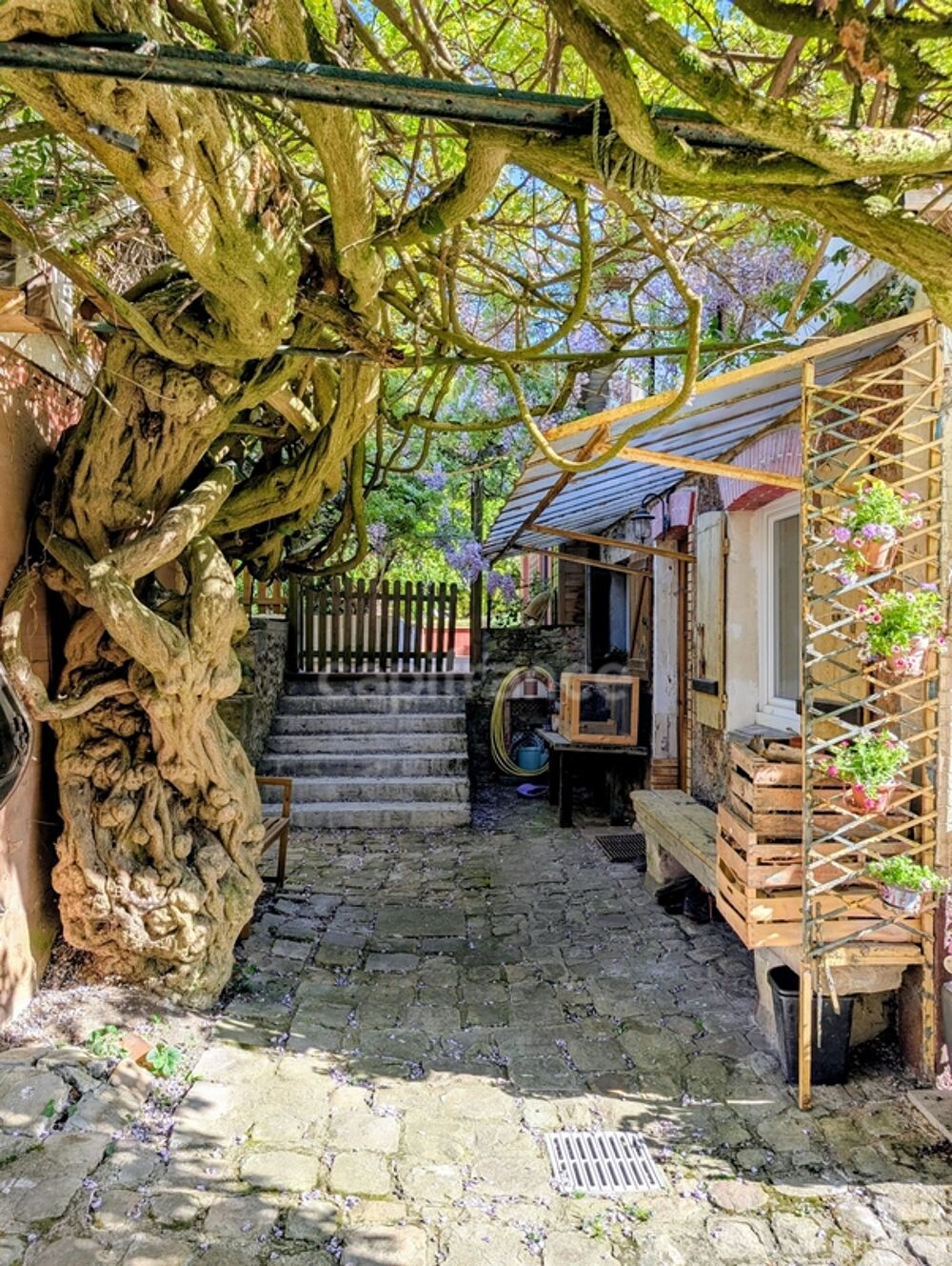 Maison de caractère, jardin et beaux volumes à Corbeil