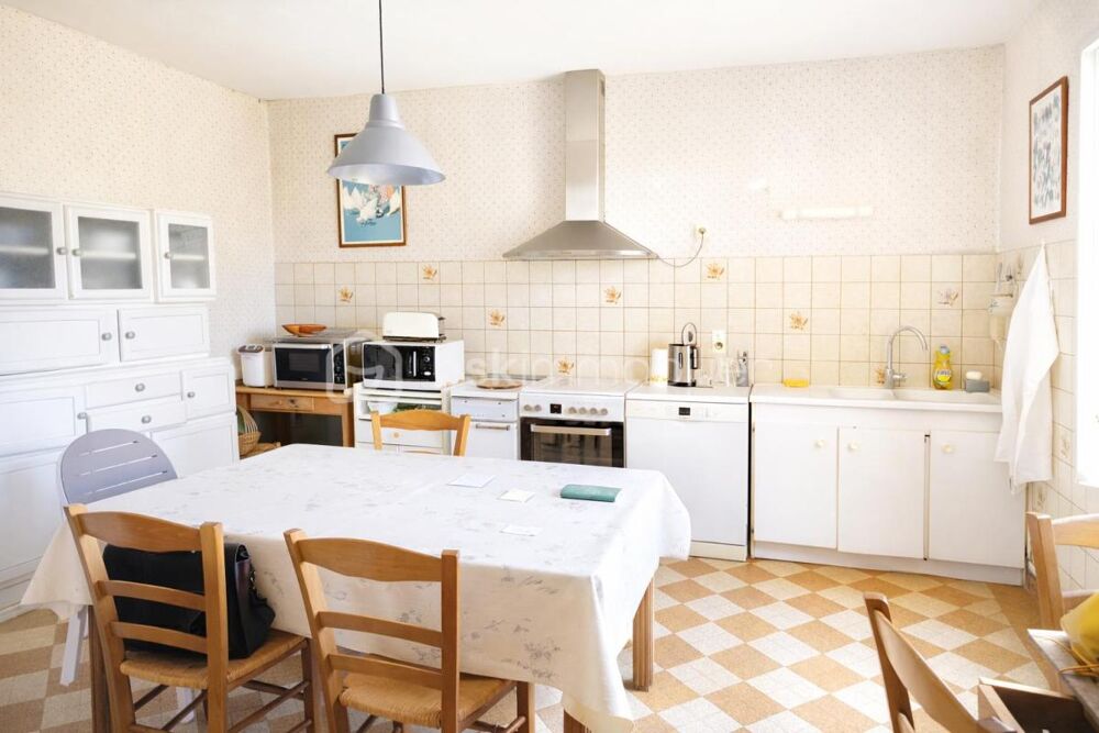 Maison en pierres avec dépendances et terrain  charme, espace et proximité des commodités- Nieul