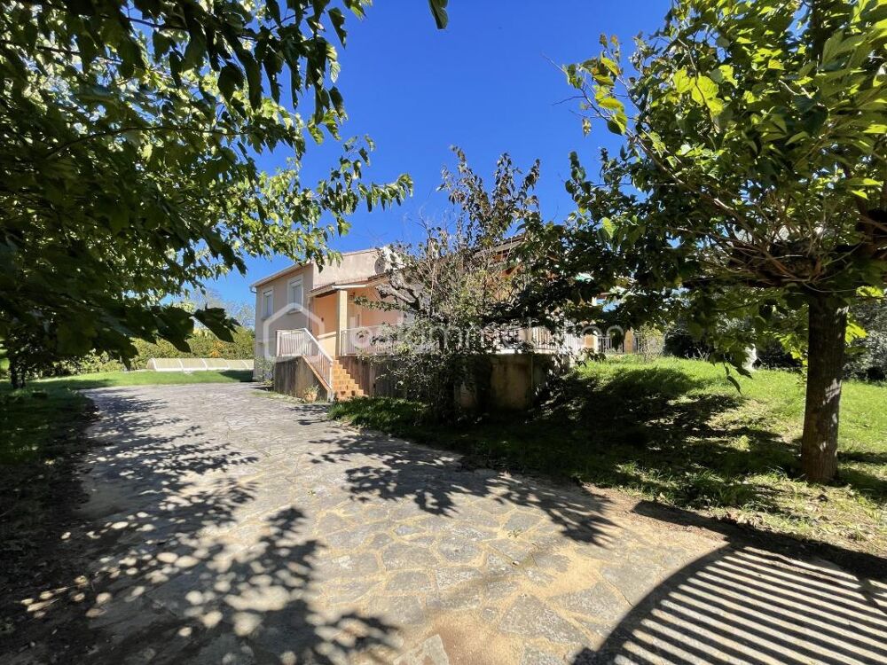 Maison spacieuse avec piscine et terrasse, un cadre de vie idéal