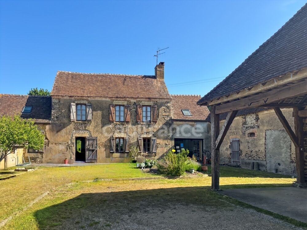 A vendre SAINT JEAN DASSÉ Maison de caractère avec dépendances sur 2,5 hectares
