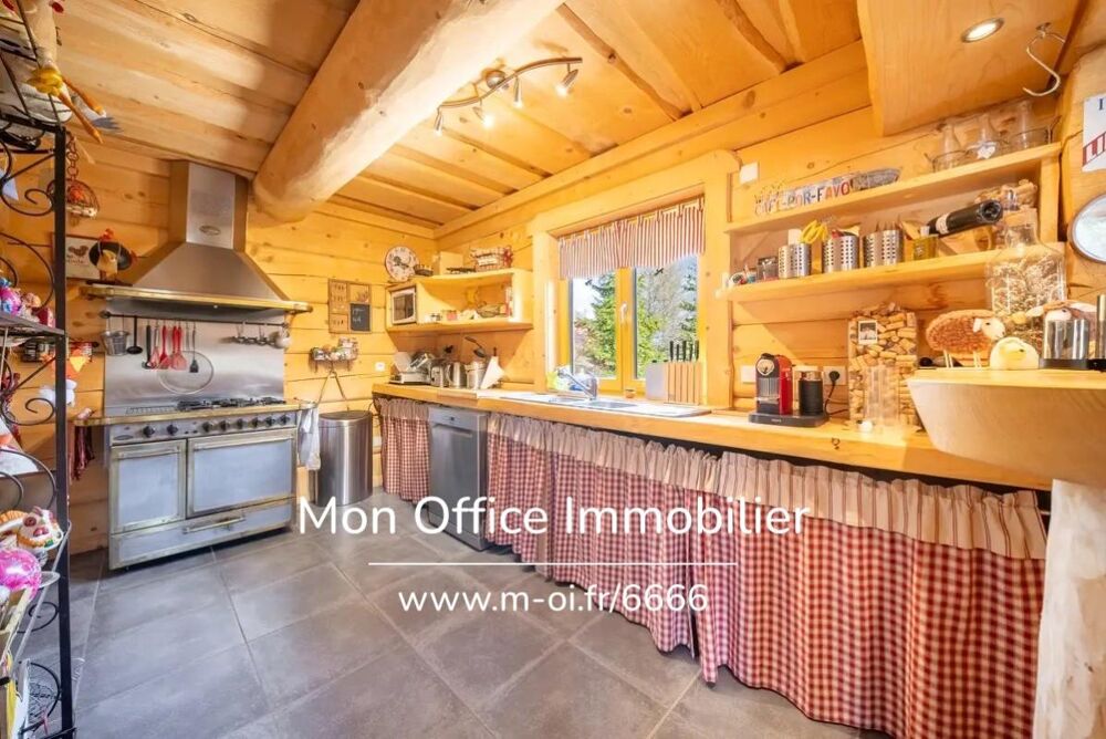 Référence : 6666-CLG. - Chalet de type 7 en madrier de 240m² sur une parcelle de 1500m² à La Joue du Loup
