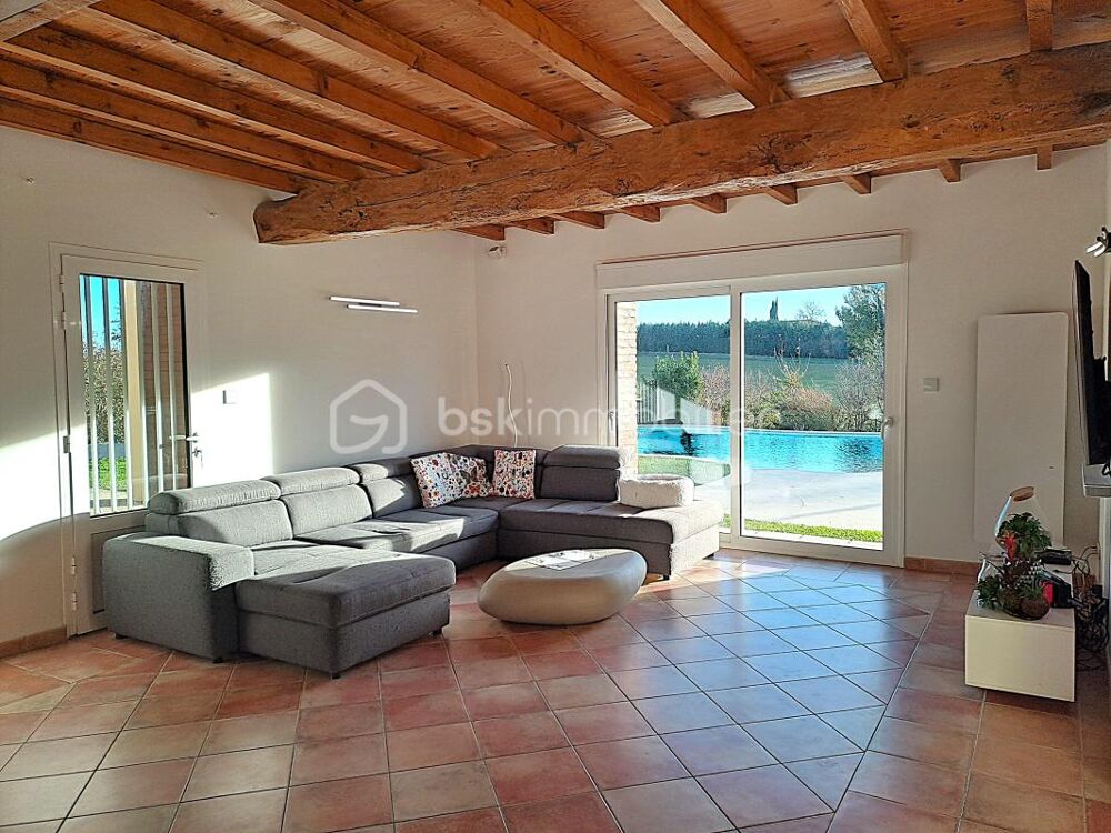 Longère de 275 m² avec dépendances et piscine