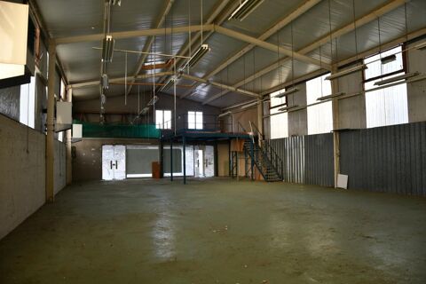 VENTE ou LOCATION - Centre ville de l'Ile Bouchard, beau local d'activit&eacute; - 310 m&sup2; au sol et belle vitrine - Nombreuses possibil 111500 37220 L ile bouchard