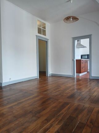  Appartement à louer 3 pièces 75 m²
