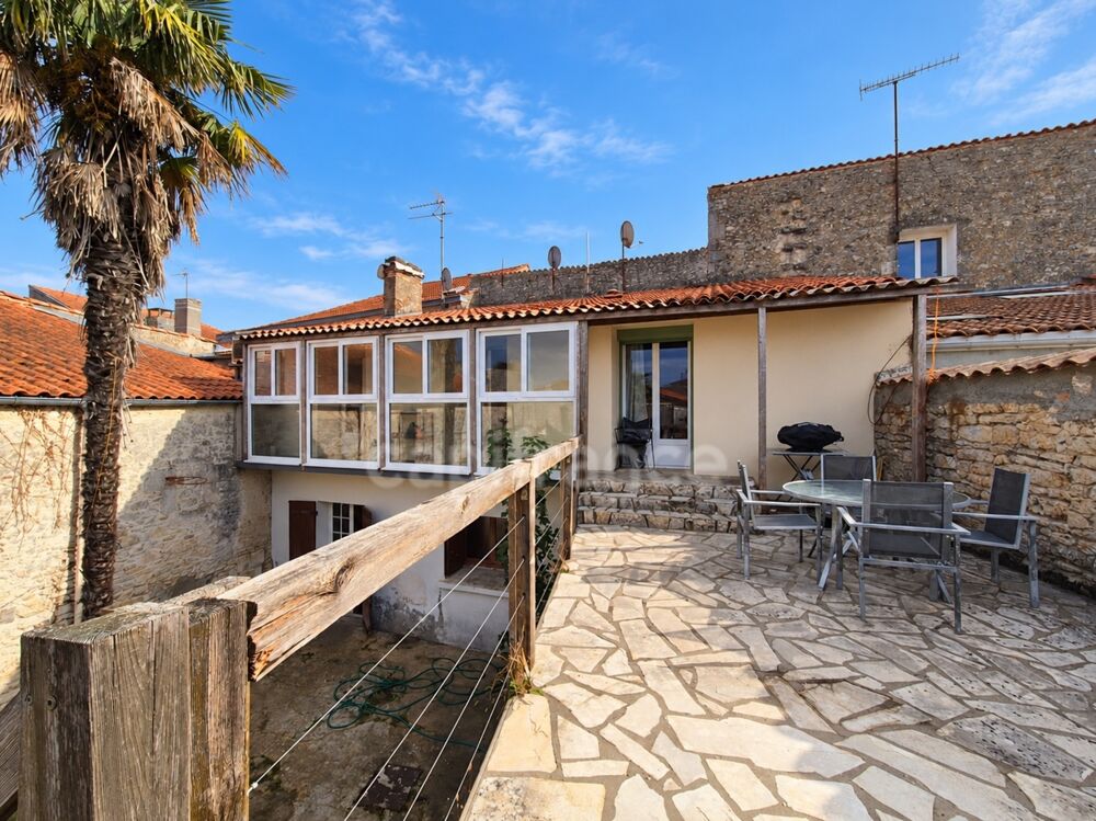 Vente Immeuble SAUJON – IMMEUBLE DE CARACTÈRE AVEC 3 LOTS DONT 1 APPARTEMENT ET 2 LOCAUX COMMERCIAUX Saujon