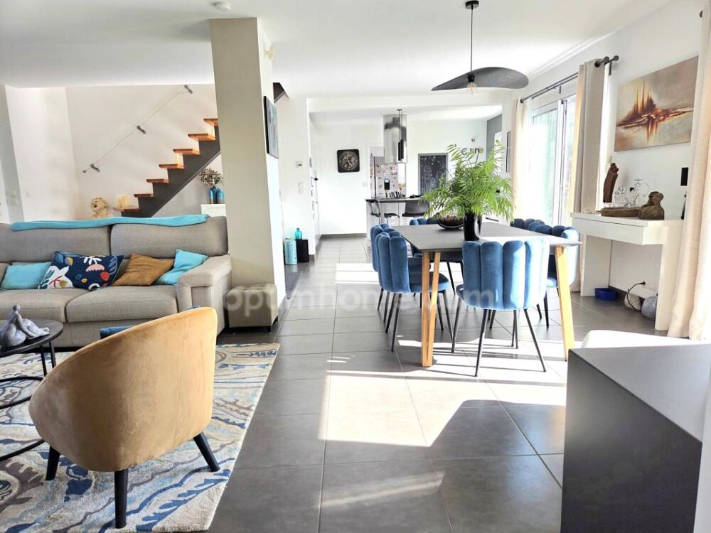 CASSON, JOLIE MAISON FAMILIALE SOUS DOMOTIQUE AVEC PISCINE ET SUPERBE JARDIN PAYSAGE