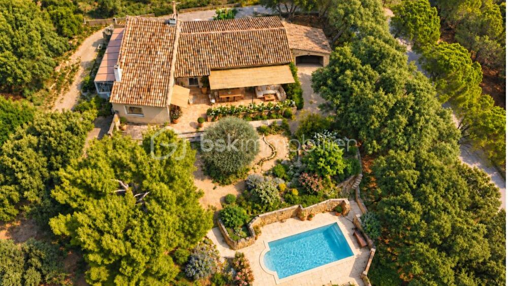 AUREILLE  Une villa de caractère au coeur des Alpilles, le privilège dun cadre de vie préservé