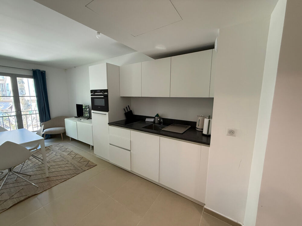 SAINT-TROPEZ  PLACE DES LICES  STUDIO DE STANDING AVEC BALCON ET GARAGE