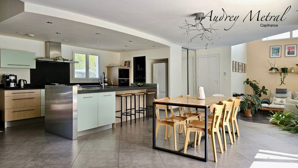 Villa à vendre à Serrières-en-Chautagne avec piscine, à 50 min de Genève et d'Annecy, 35 min d'Aix-Les-Bains et 15 min du Lac du
