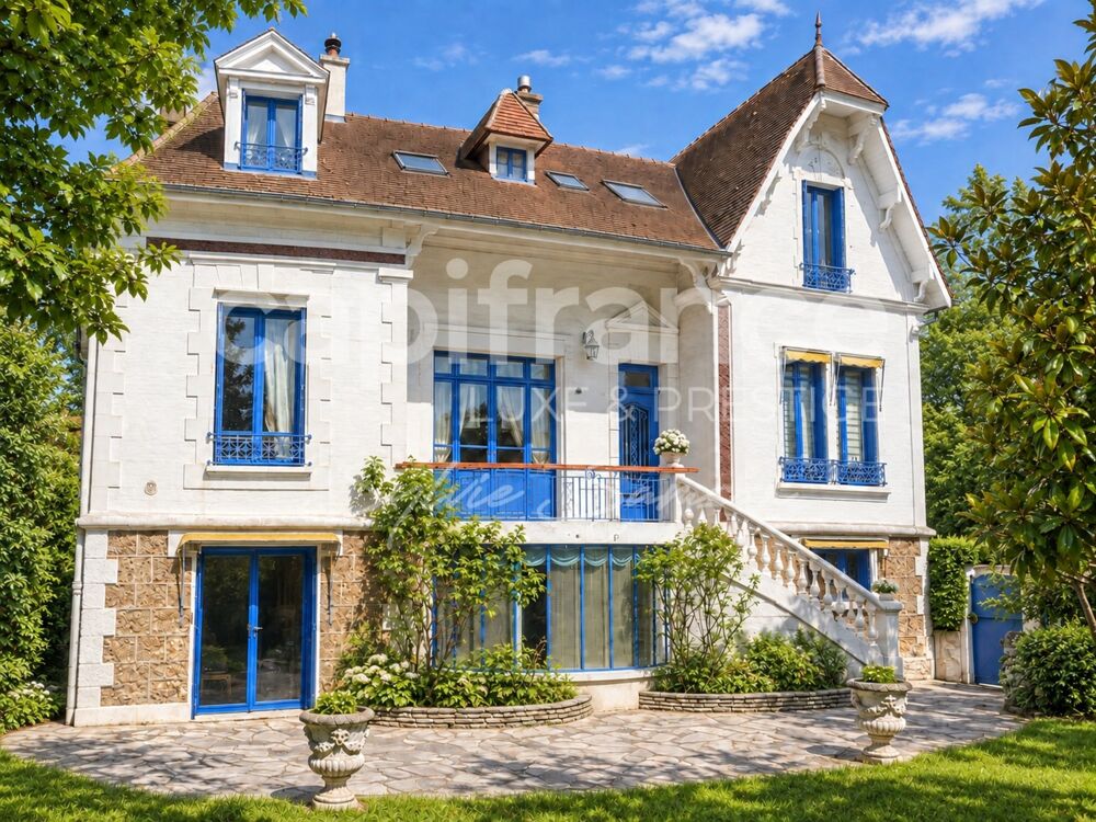 Mantes-la-Jolie  Demeure de caractère de 380 m², 14 pièces, jardin et garage