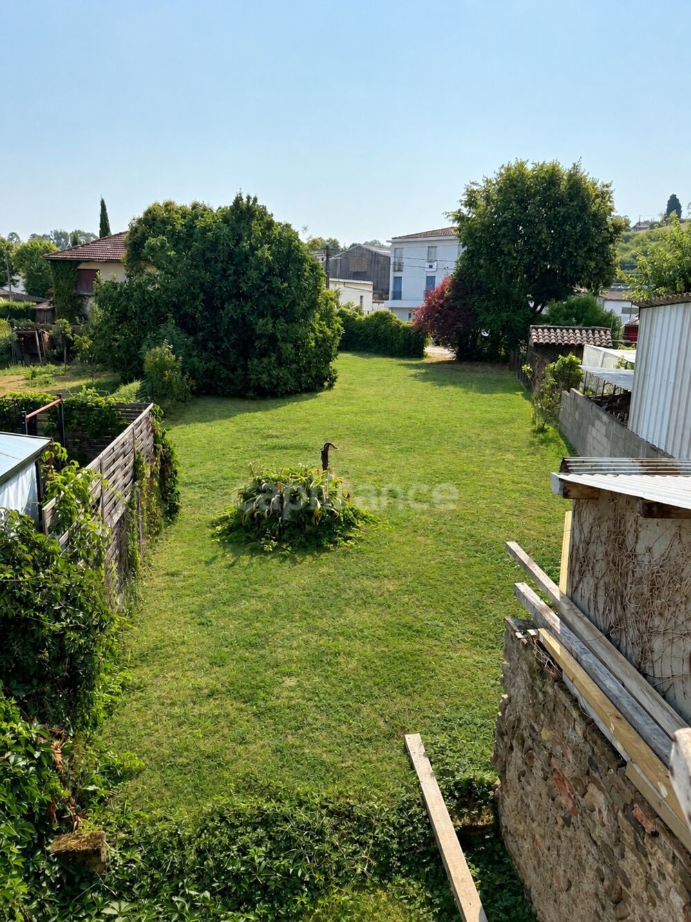 L'Isle En Dodon  Maison de village mitoyenne à rénover avec 700 m² de terrain, toiture neuve et fort potentiel