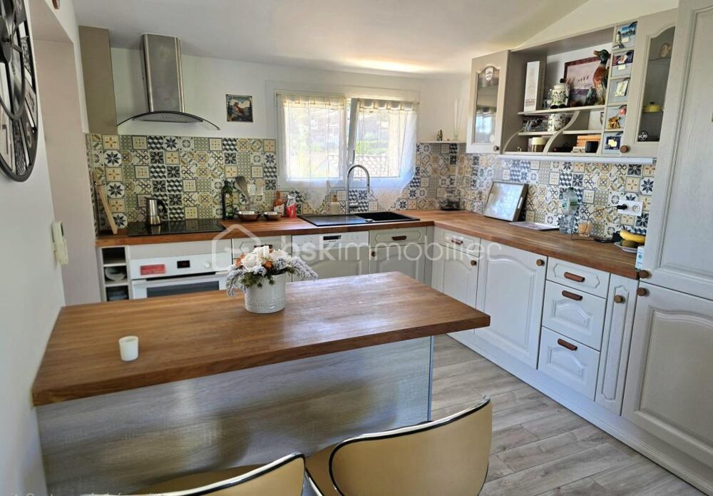 A Villeneuve-Loubet  Appartement 3 pièces atypique avec jardin de 200 m² et aperçu mer