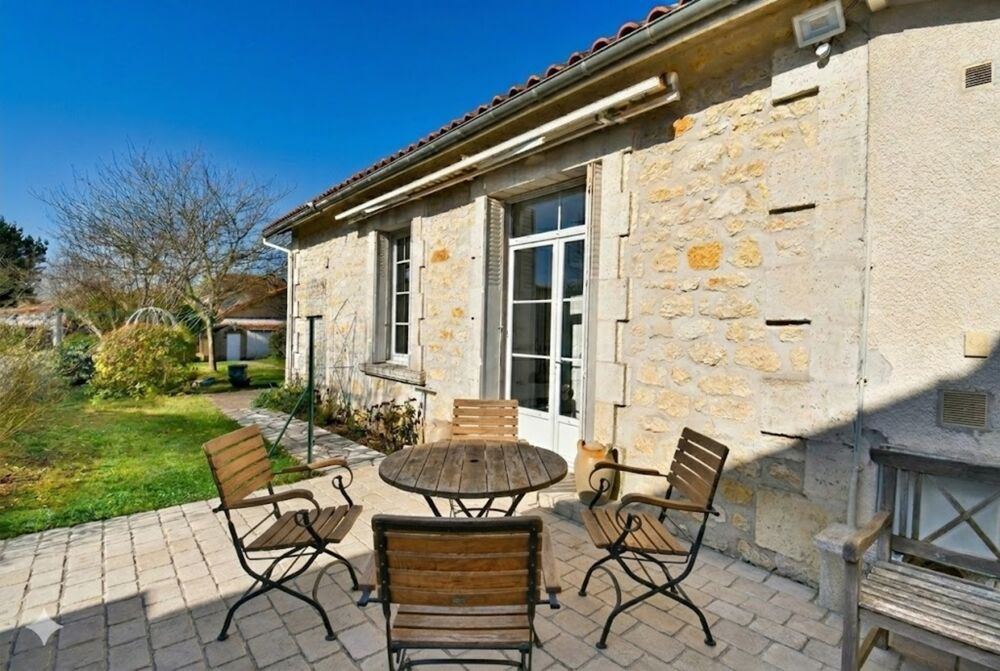 Vente Maison Maison de ville à vendre 6 pièces  (167 m2) 4 chambres, 2 s d'eau, 2 WC. 1 Garage et un jardin Angouleme