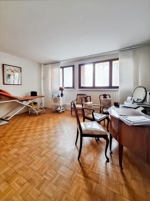 Locaux commerciaux &agrave; vendre avec tr&egrave;s belle cour privative 665000 75016 Paris