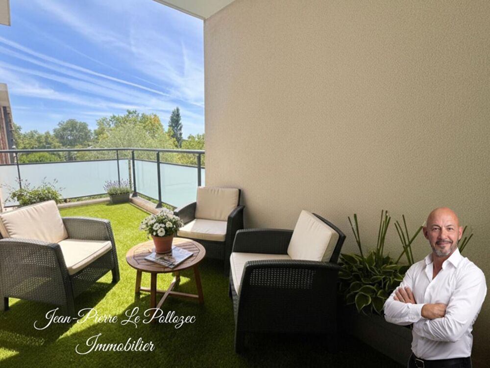 Appartement rénové avec terrasse et garage