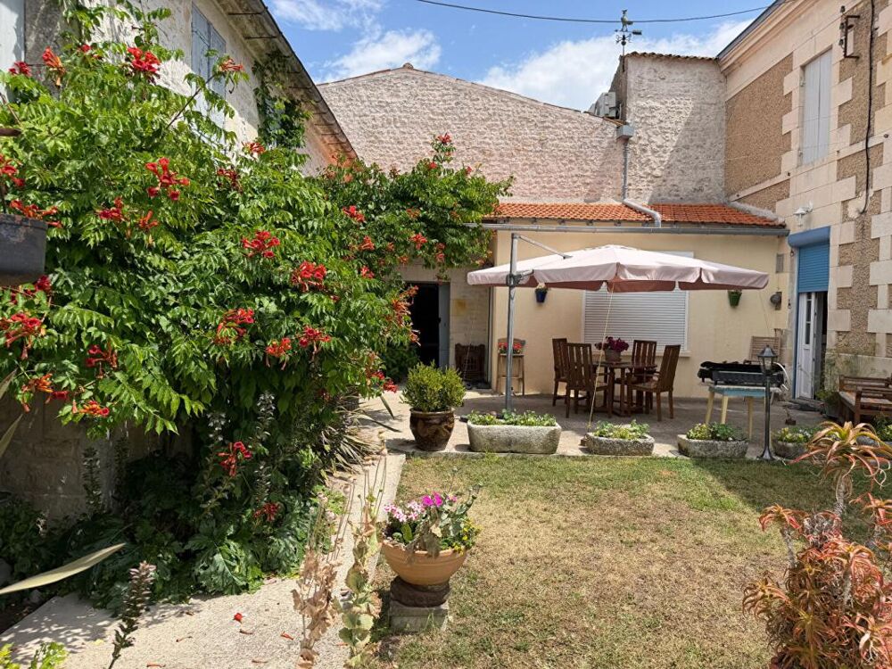 Maison Charentaise de 271 m2 avec 3581m2 de terrain