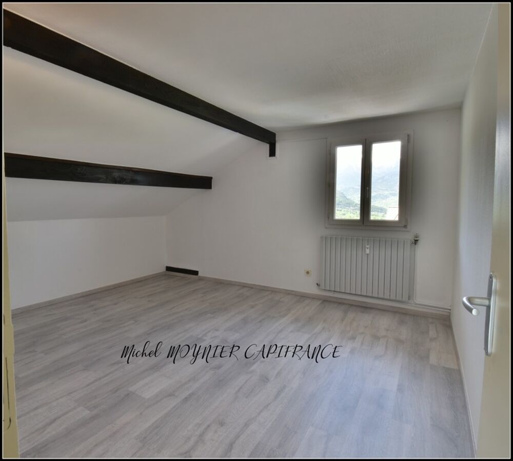 ? T3 dernier étage à Guillestre  vue montagne, 2 parkings, potentiel 80 m² au sol ??