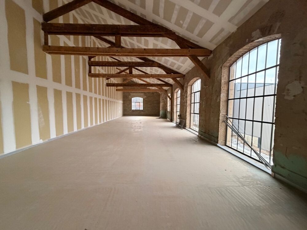   Magnifique plateau à vendre sur CHAPONOST (69), local d'activité atypique d'une surface de 192 m² au sein de la zone artisanale Chaponost