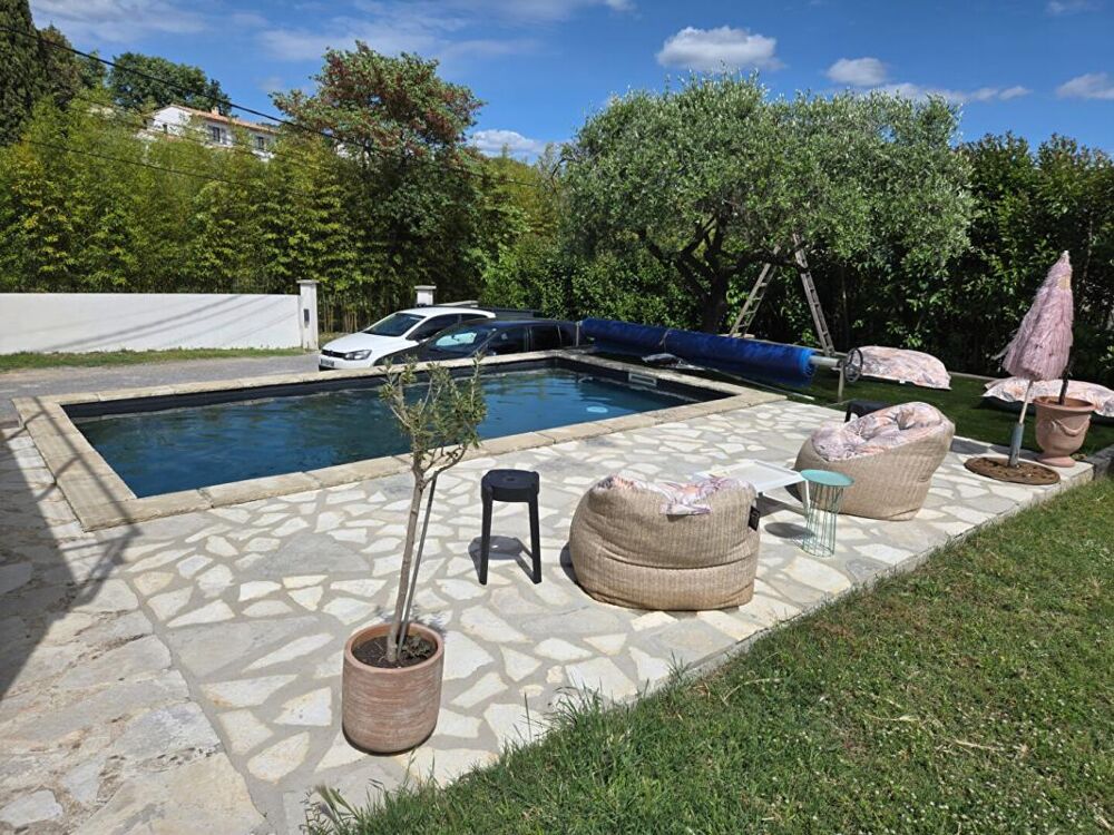 Villa de 124.7 M2 avec piscine et garage sur un terrain clos et arboré de 735 M2 au calme sans vis à vis