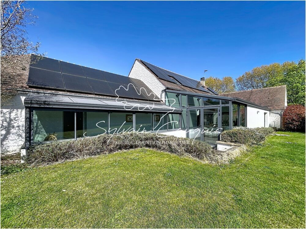 Propriété à vendre proche de CHATEAUNEUF SUR LOIRE - 1 hectare - Fermette de caractère de 394m2 - Piscines chauffée - Cours de