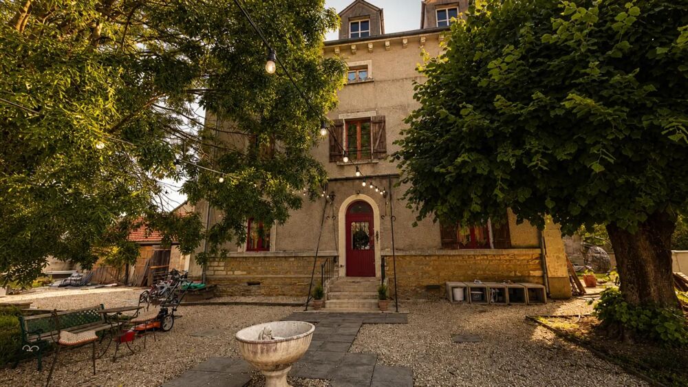 Demeure familiale de caractère de 296 m² avec 8 chambres, garage